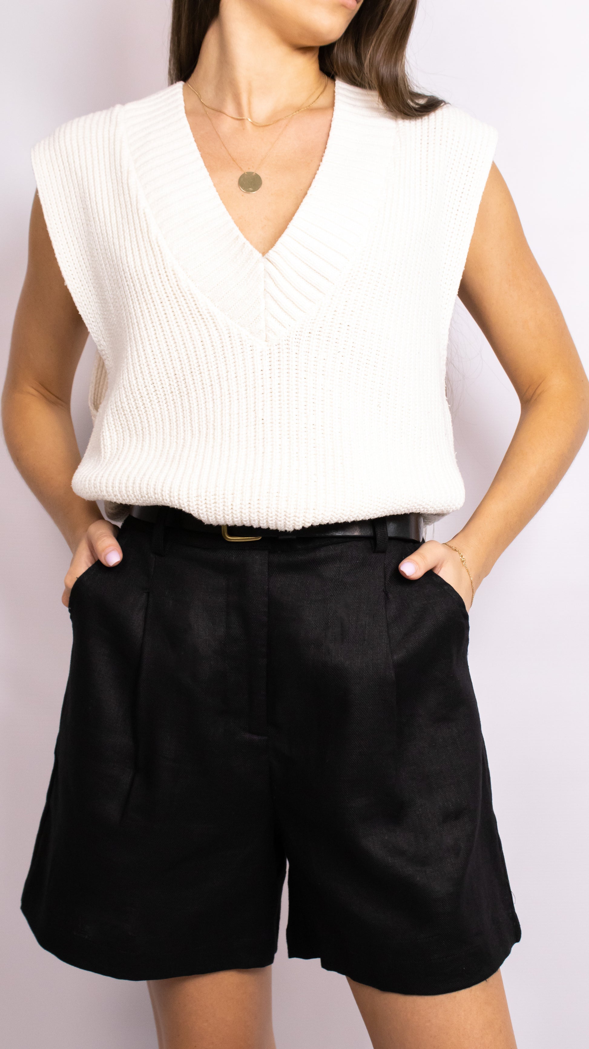 czarne szorty w kant przed kolano