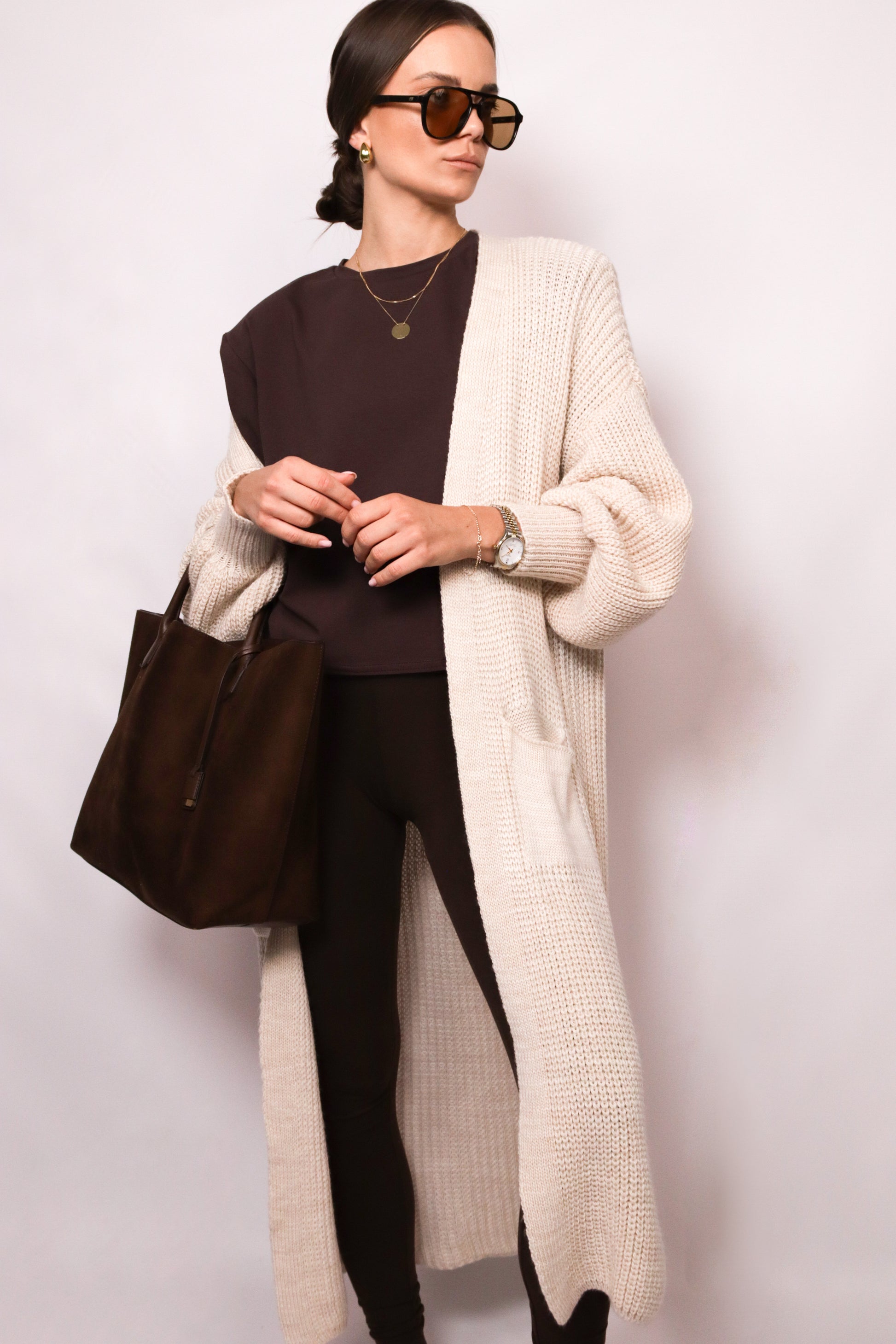 beżowy sweter z kieszeniami