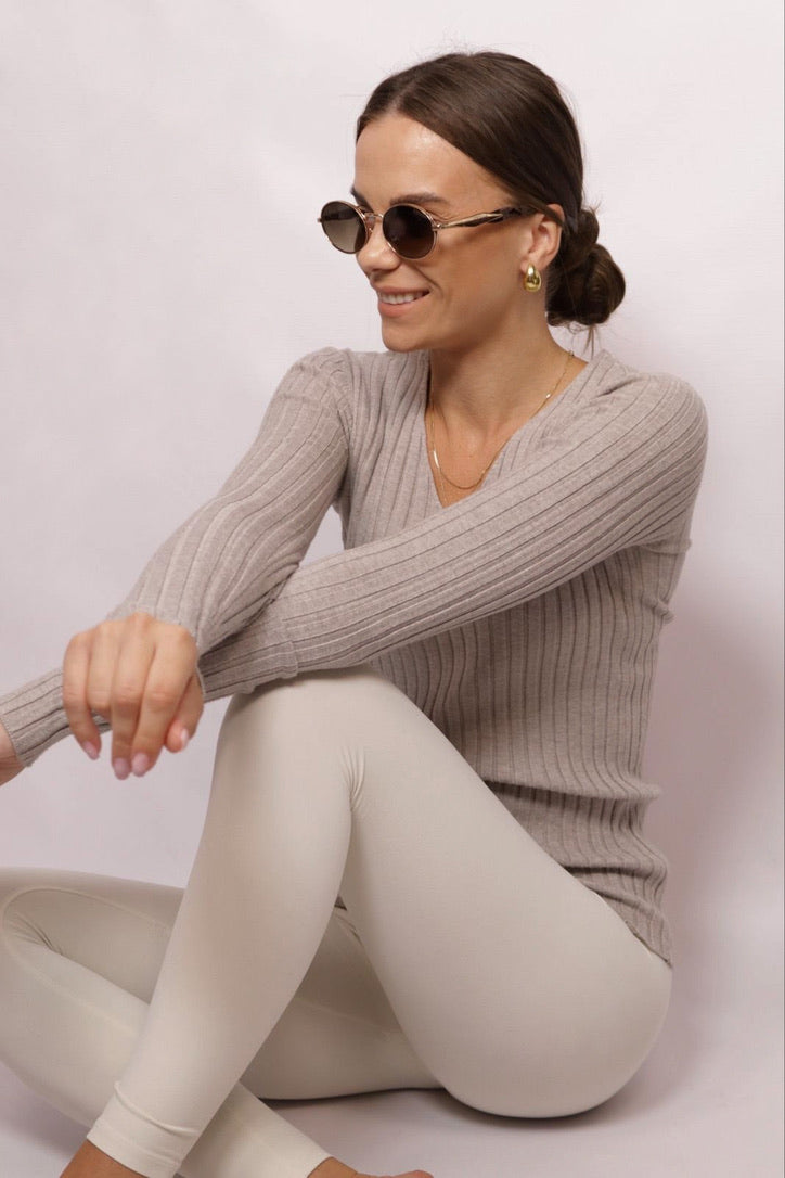 klasyczny sweter w neutralnym odcieniu beżu