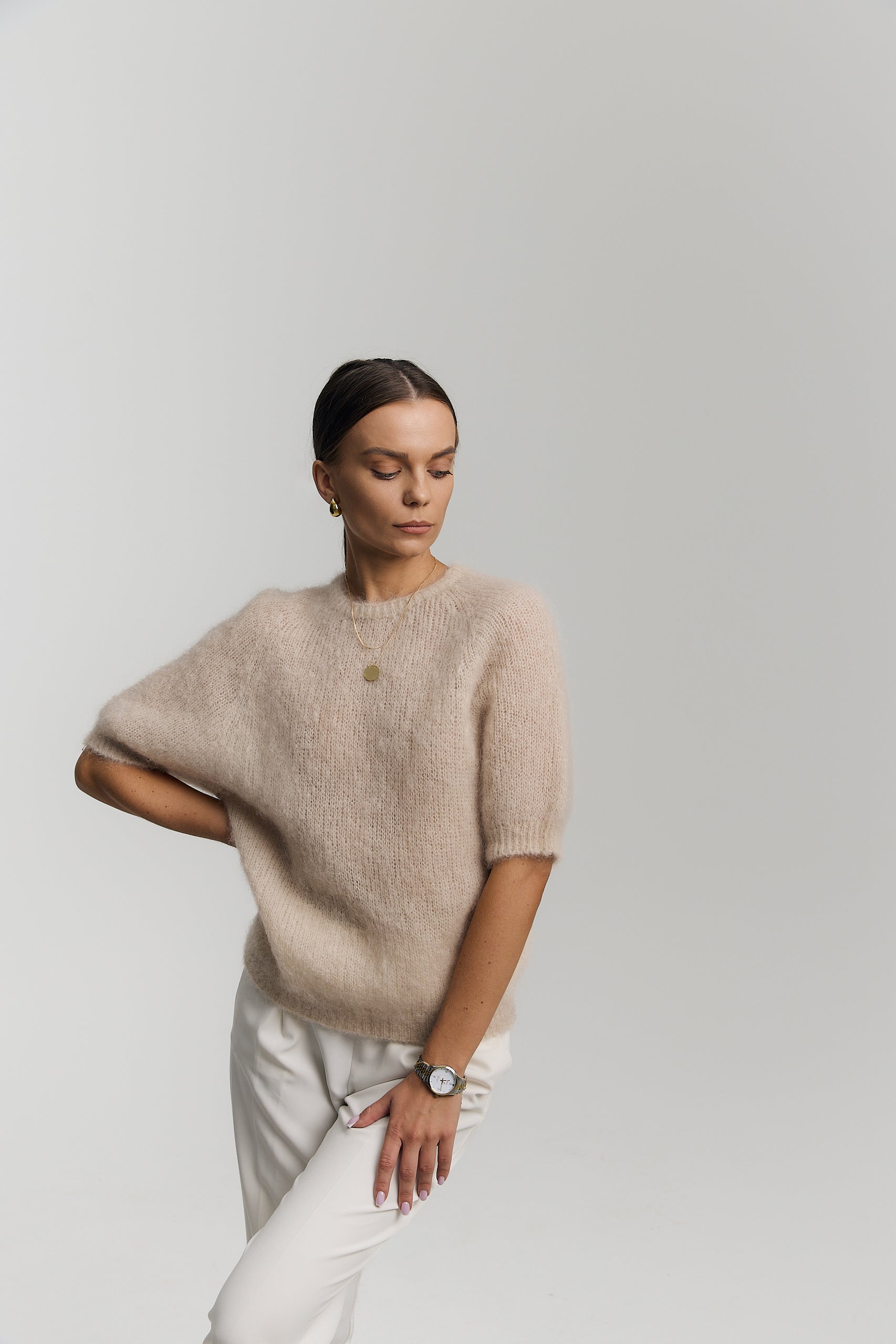 Beżowy sweter moherowy z którzym rękawem