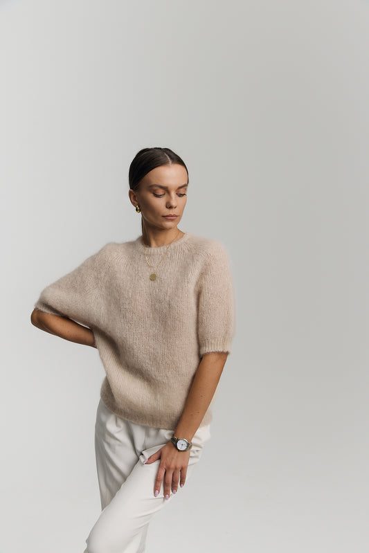 Beżowy sweter moherowy z którzym rękawem
