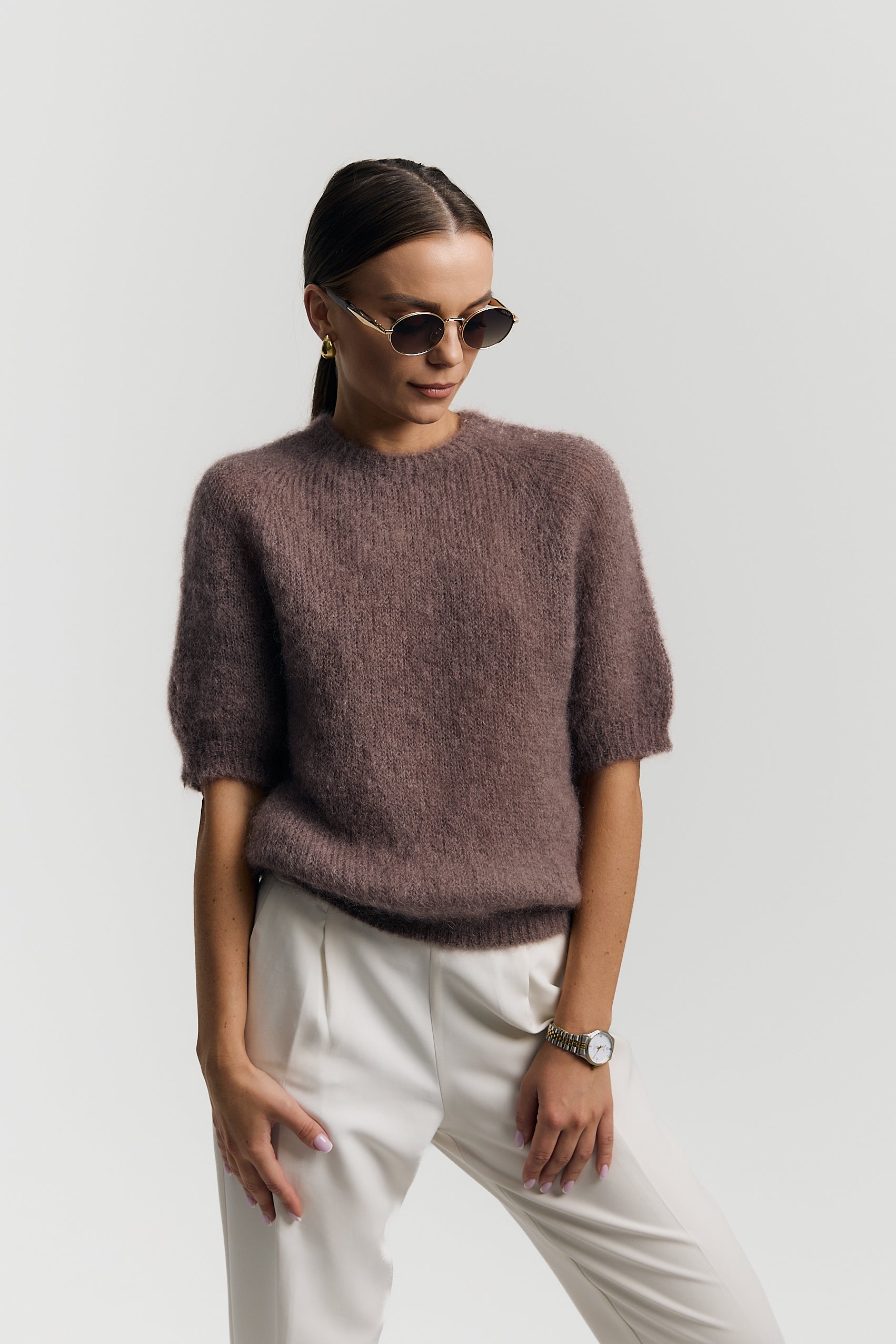 moherowy sweter czekoladowy z krótszym rękawem