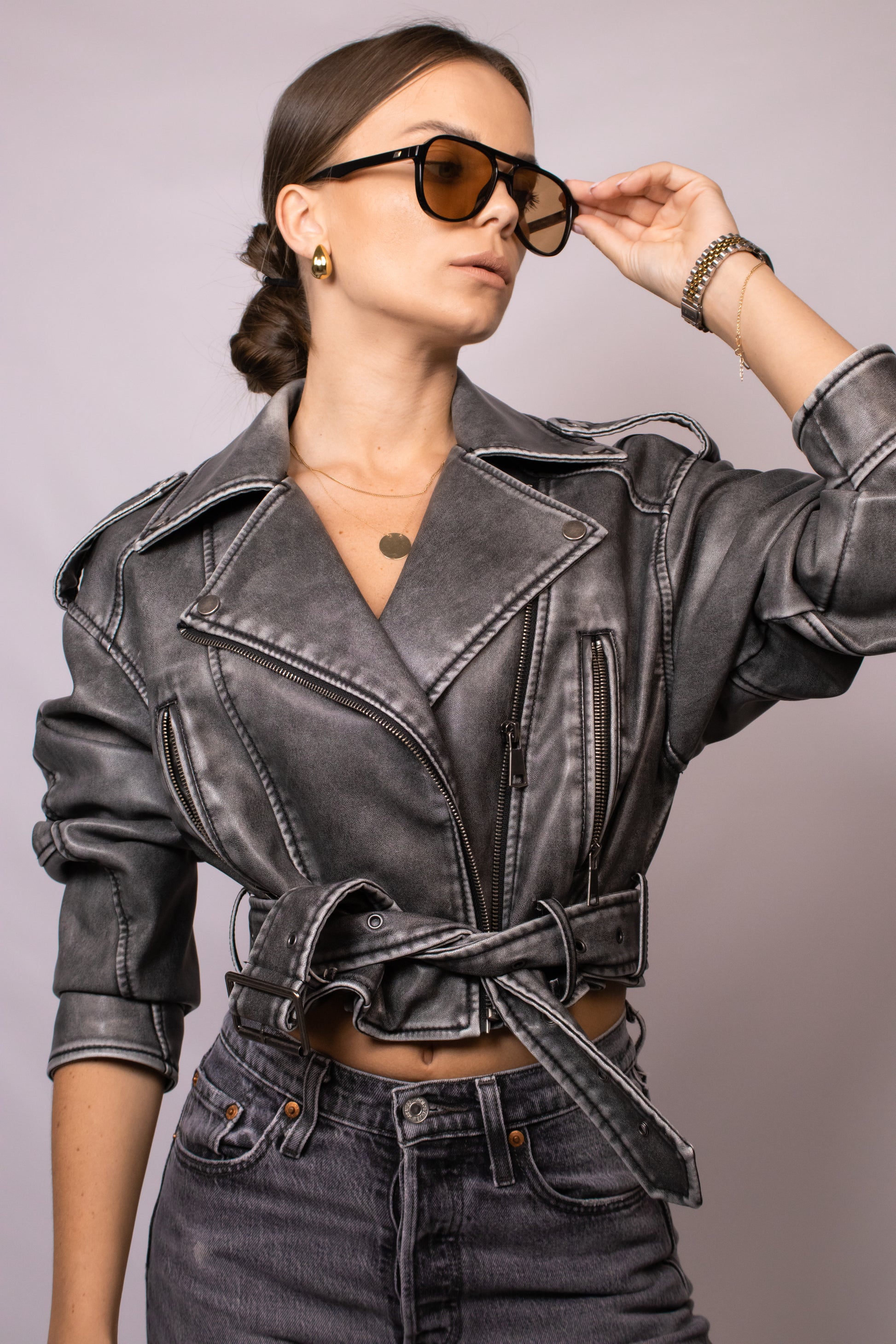 Szara kurtka inspirowana klasyczną biker jacket