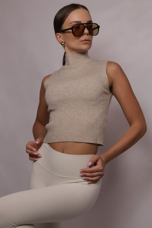 Półgolf w neutralnym, beżowym kolorze.