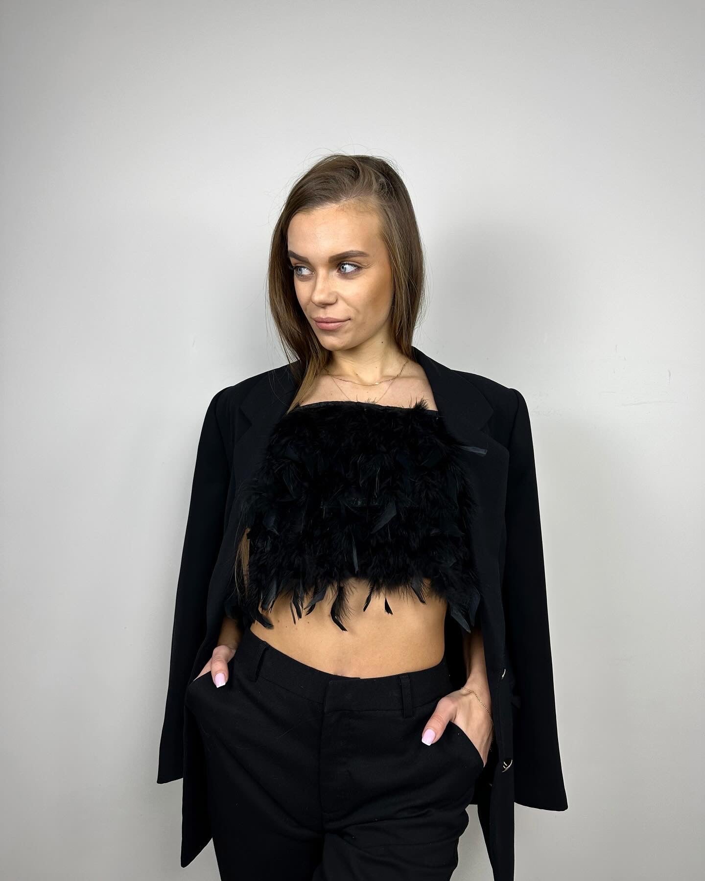 Stylowy top z piórami w czarnym kolorze