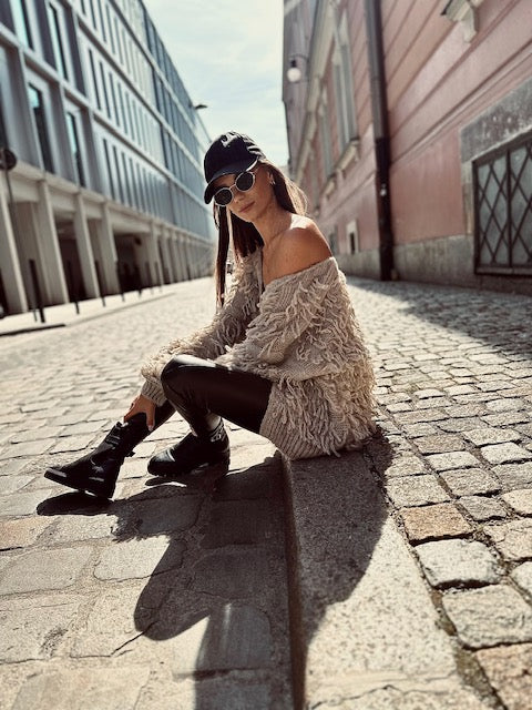 Sweter z frędzlami nadający stylizacji lekkości