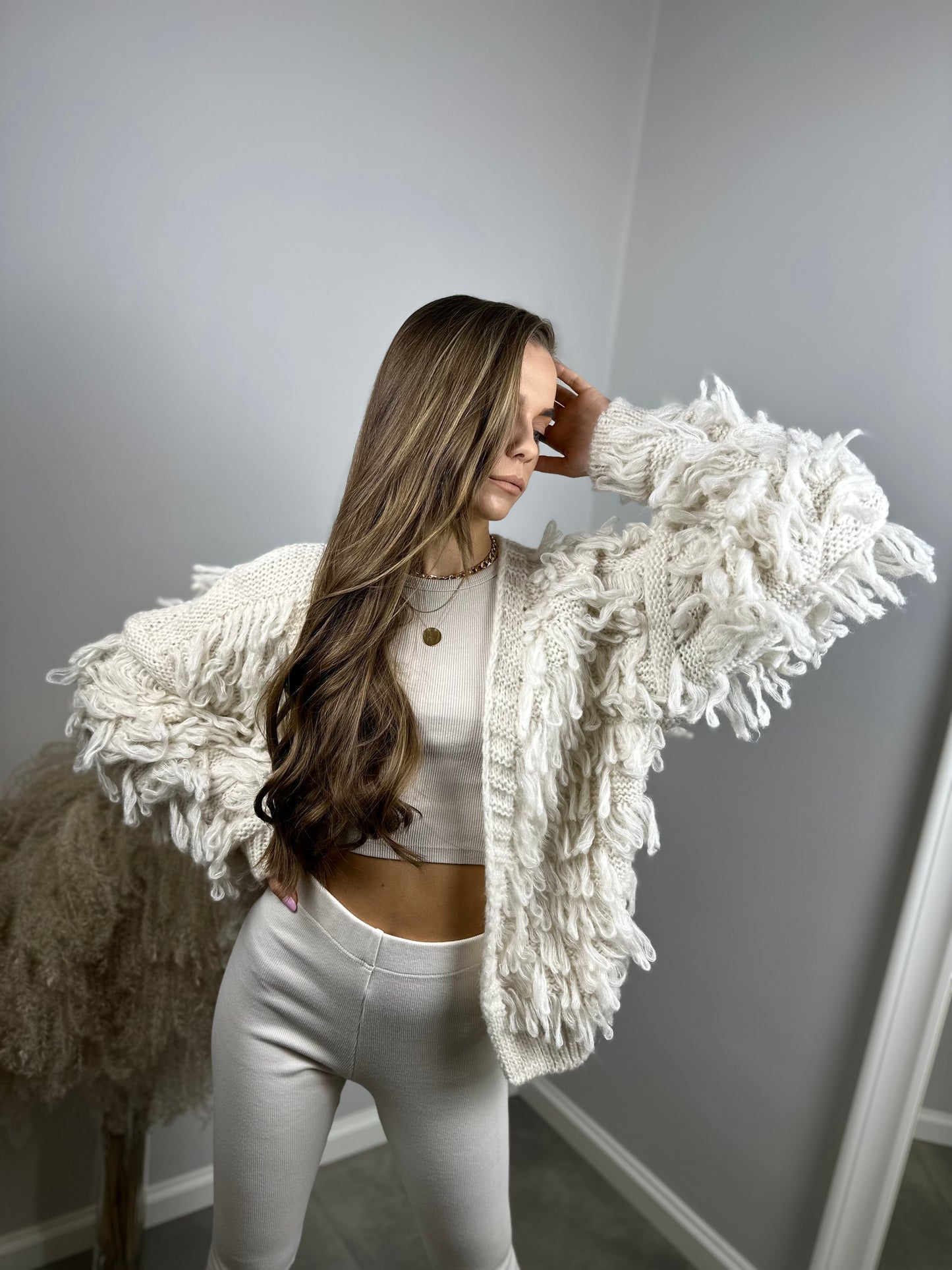 Lekki sweter z frędzlami o luźnej formie
