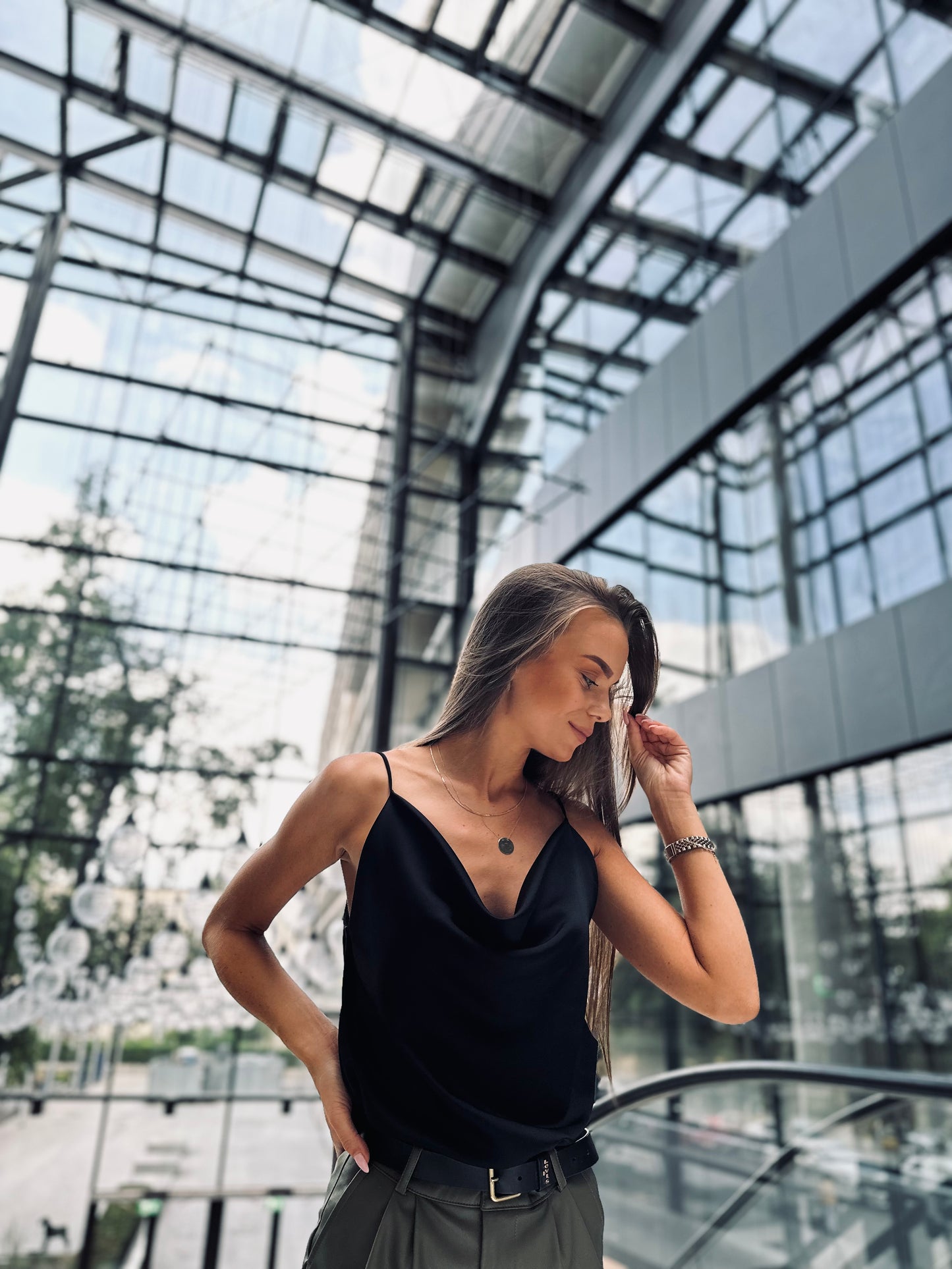 Lekki satynowy top na subtelnych ramiączkach
