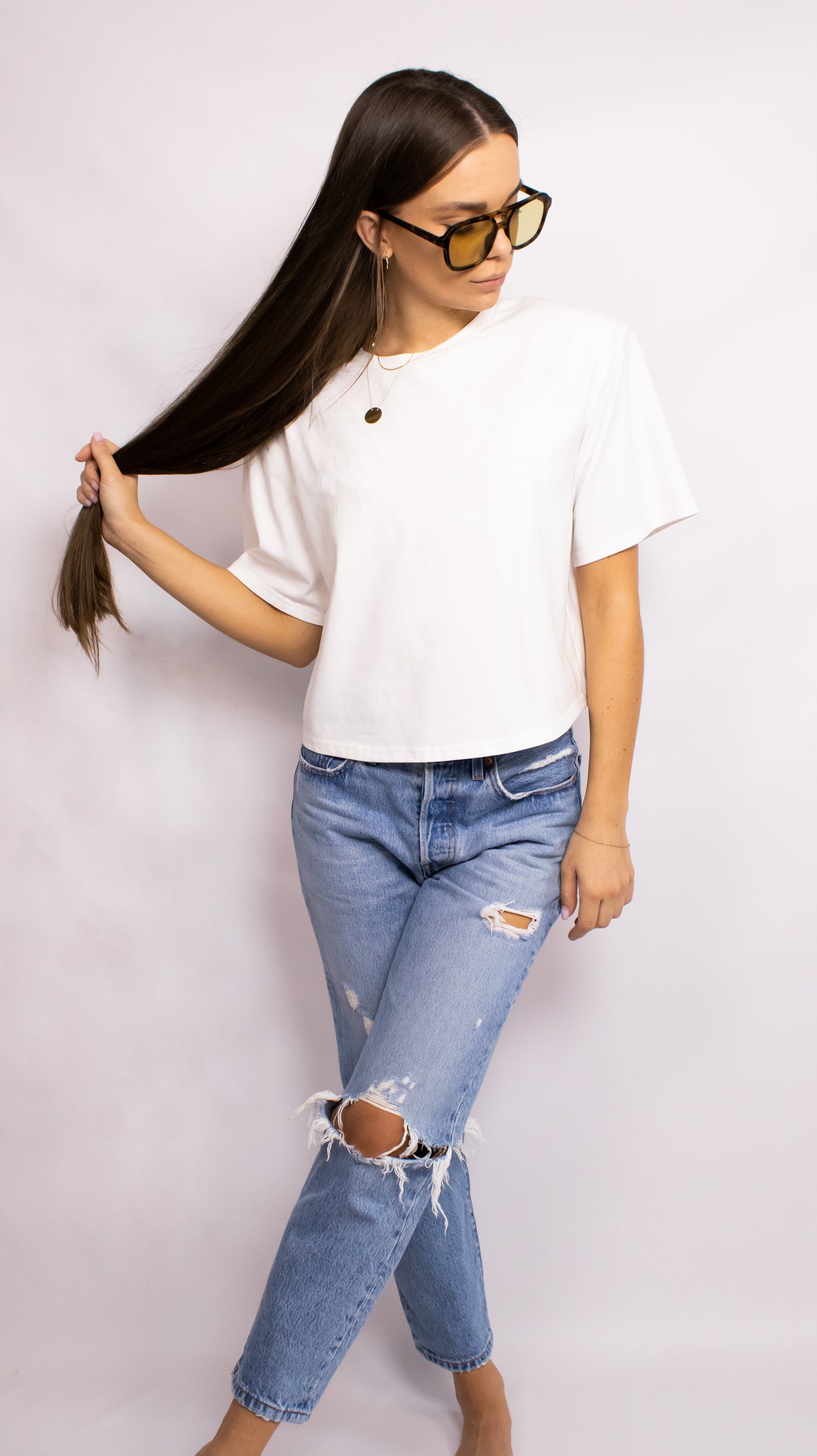 Biały t-shirt z poduszkami w ramionach