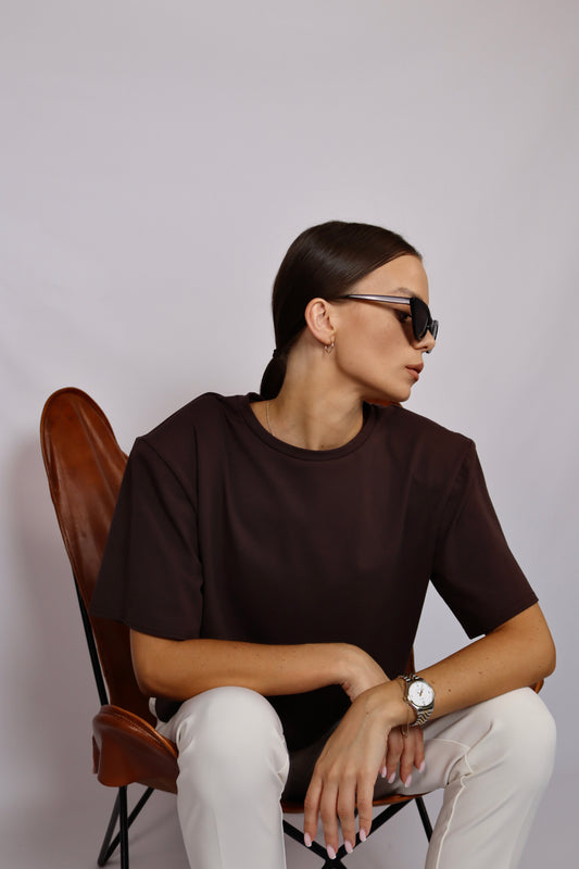 czekoladowy t-shirt z poduszkami w ramionach