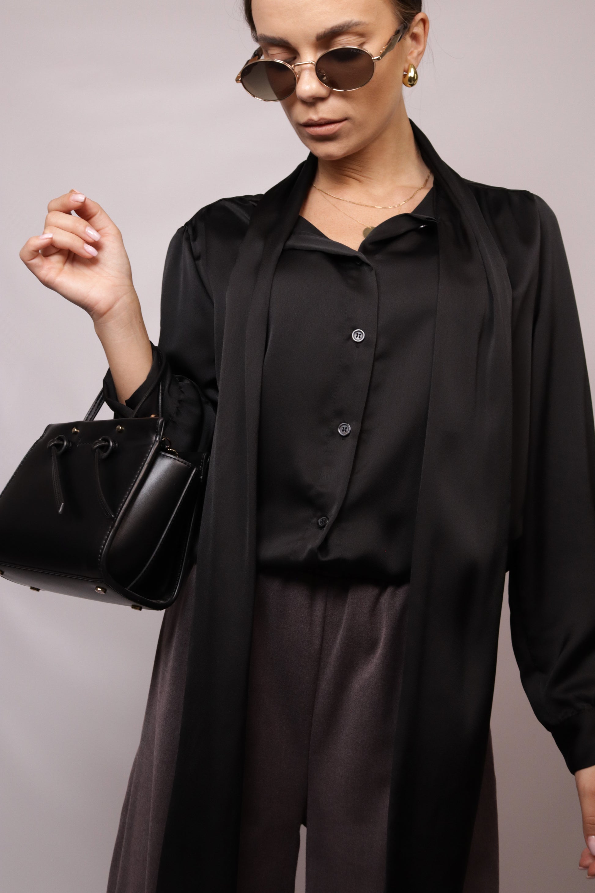 Czarna koszula w szarfą 