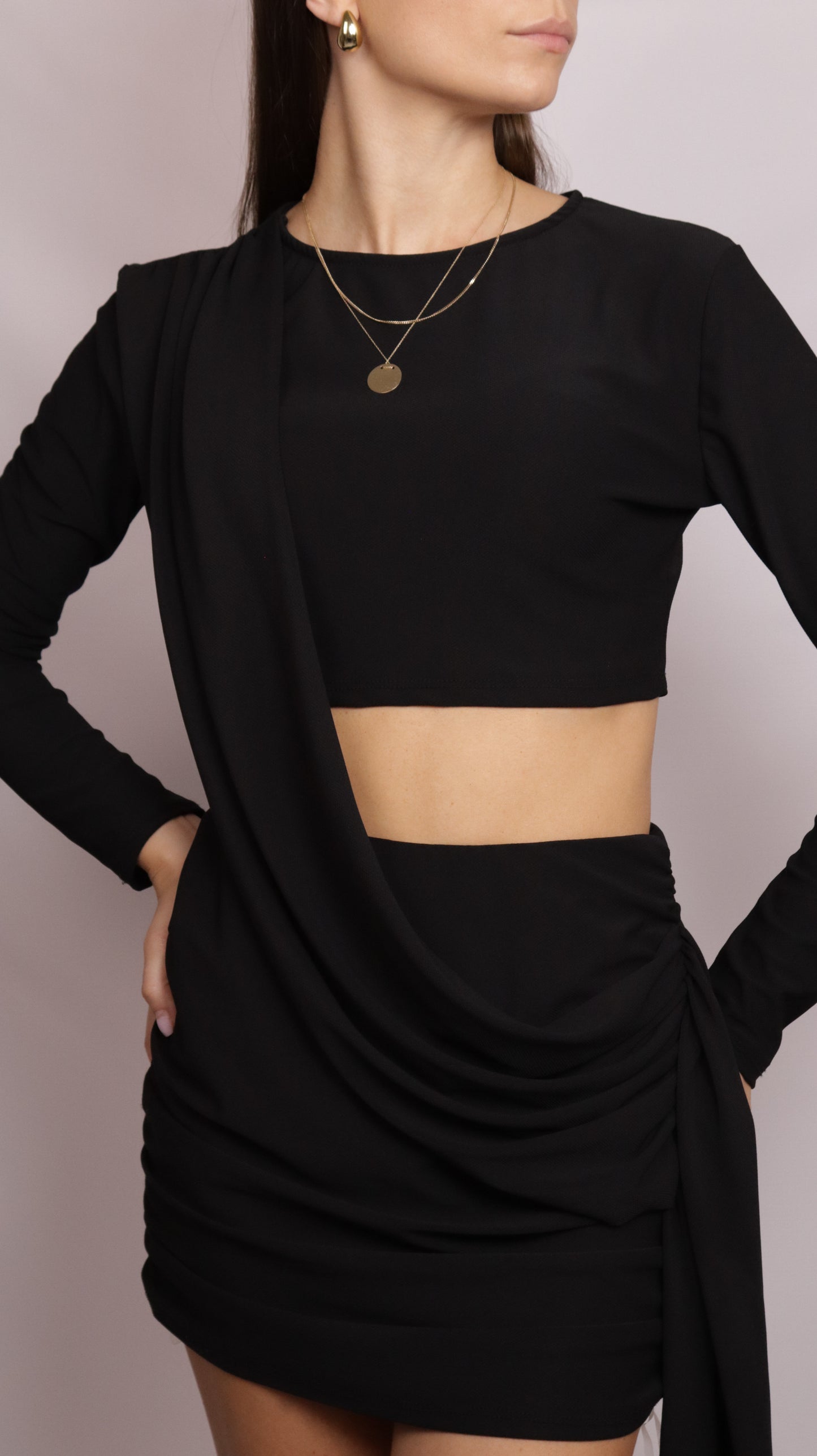 czarna sukienka dwuczęściowa z szarfą z długim rękawem