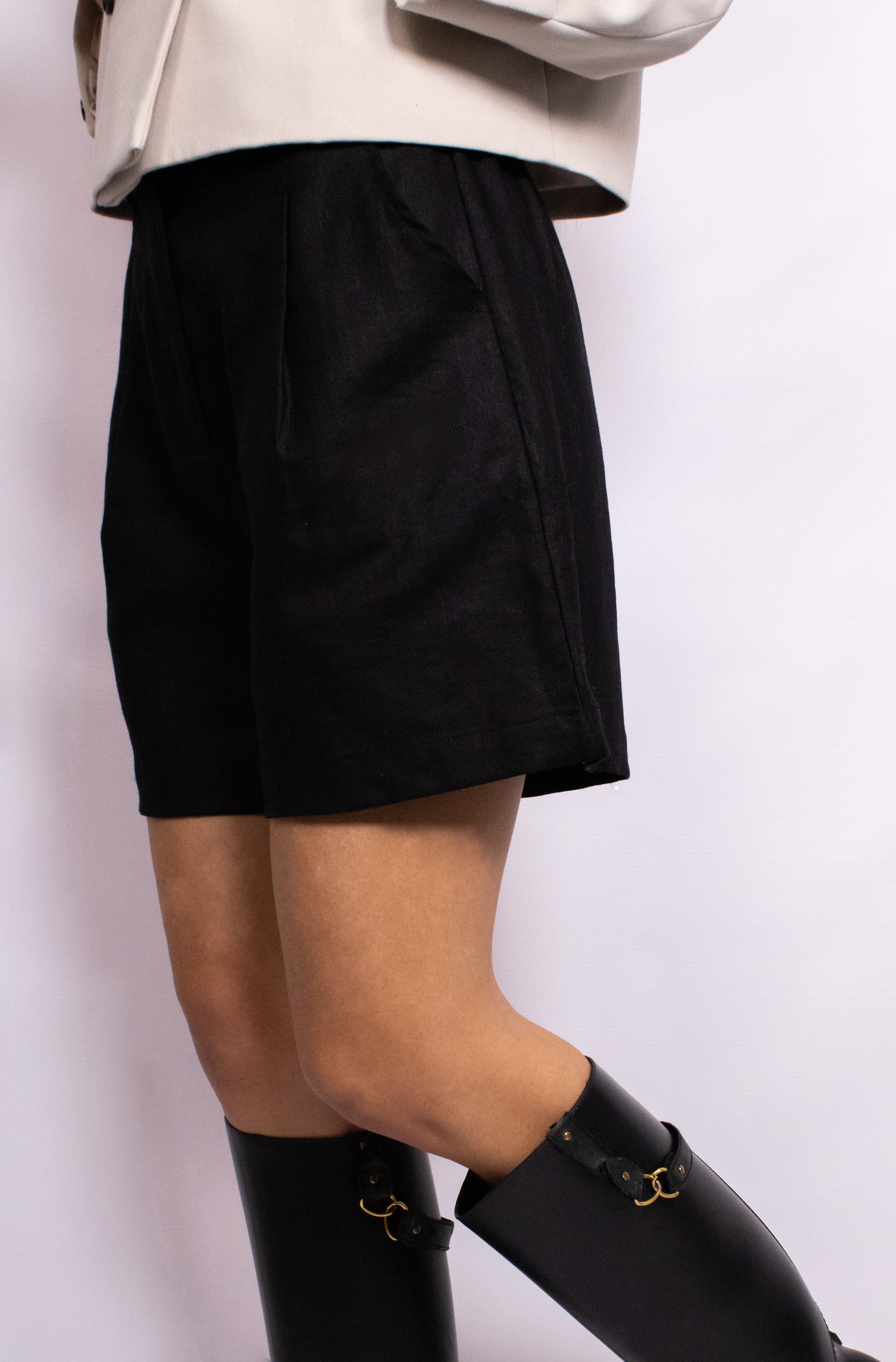 czarne luźne bermudy o luźnym kroju 