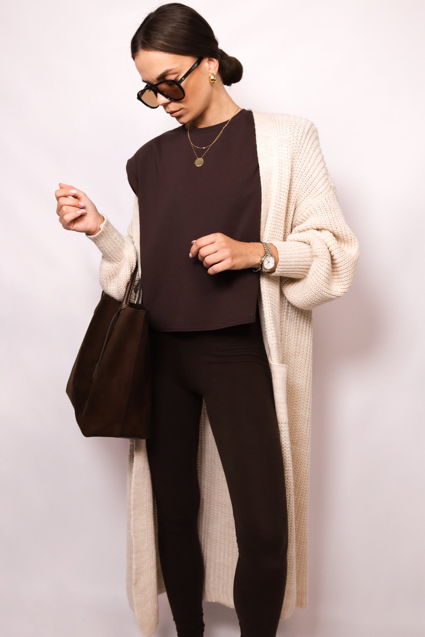 długi beżowy sweter z przyjemnej dzianiny