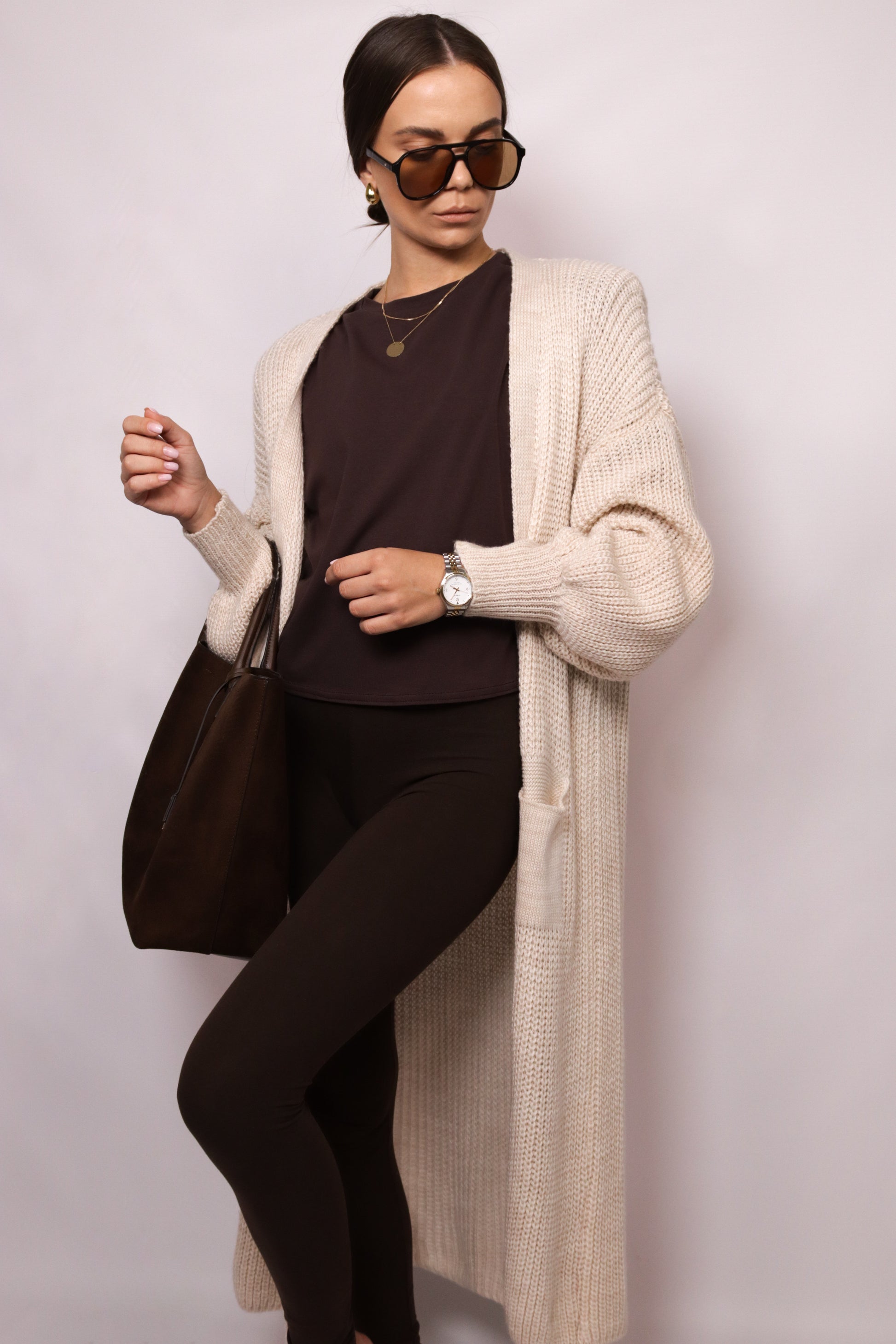 długi dzianinowy kardigan w kolorze beżowym