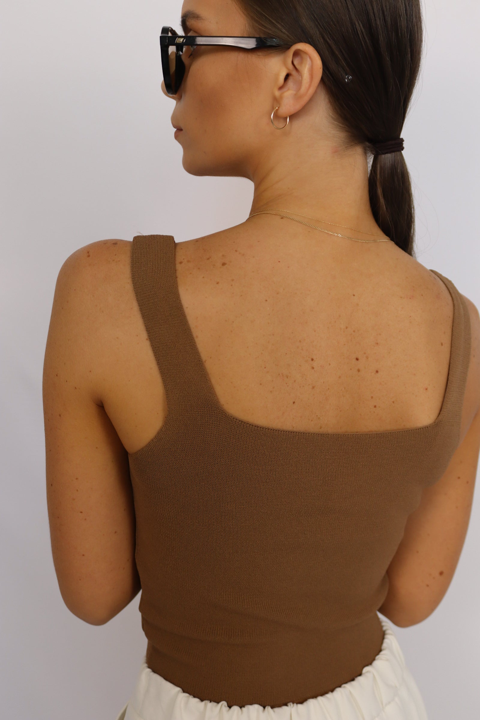camelowy dopasowany top na ramiączkach 