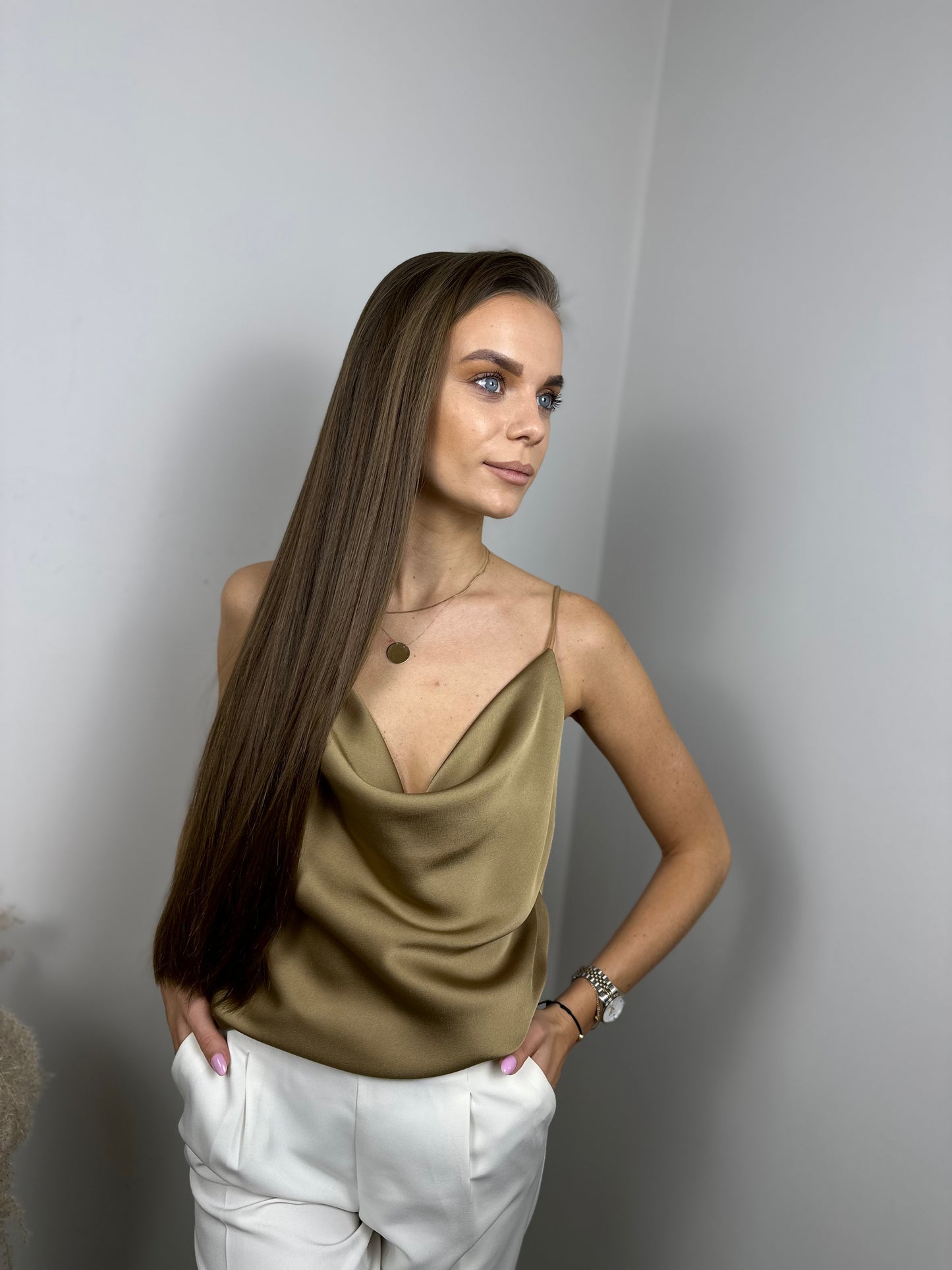 delikatny satynowy top na cieńkich ramiączkach