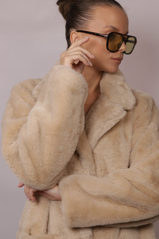 płaszcz teddy w bezowym kolorze