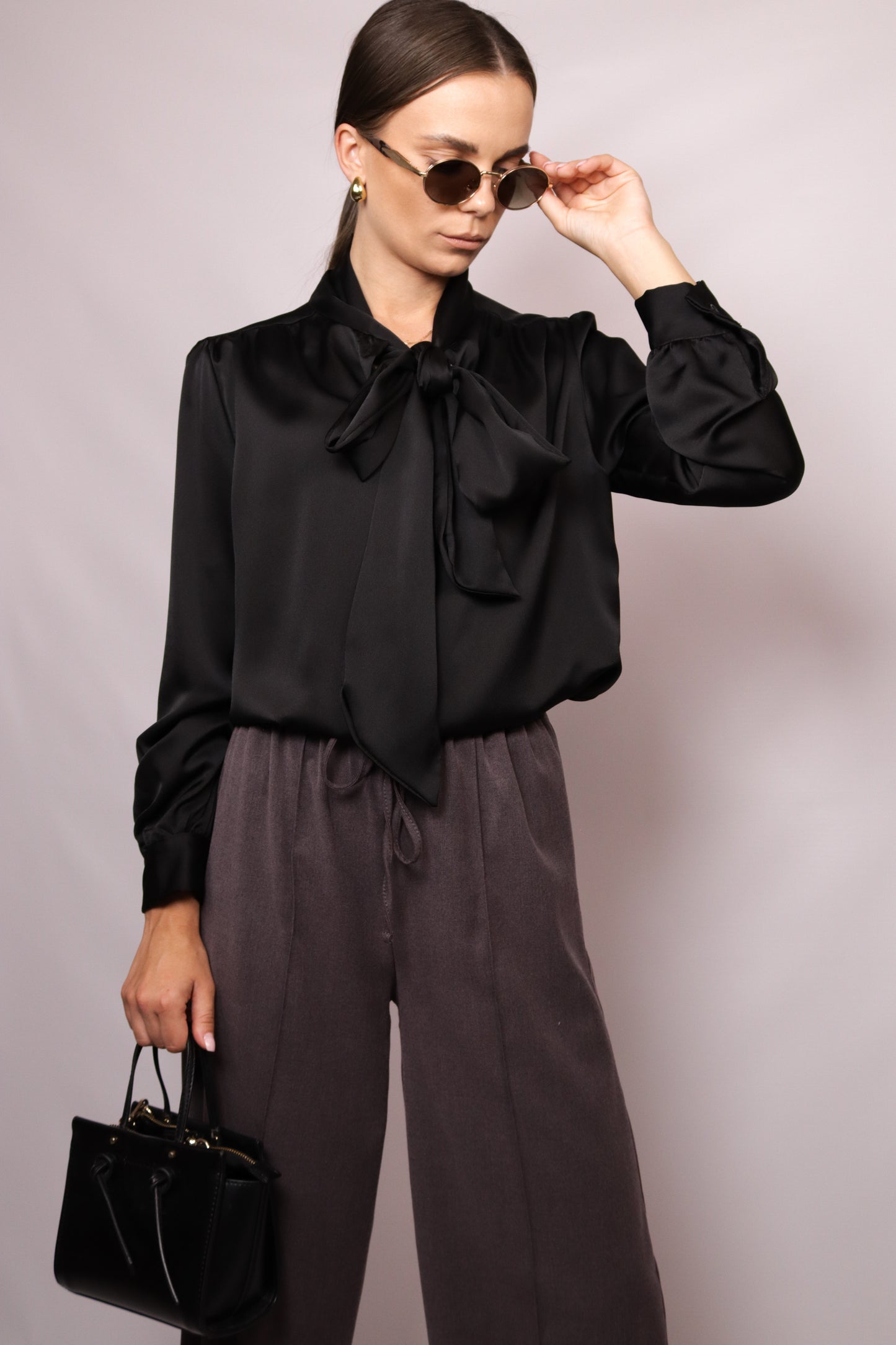 czarna satynowa koszula z wiązaniem