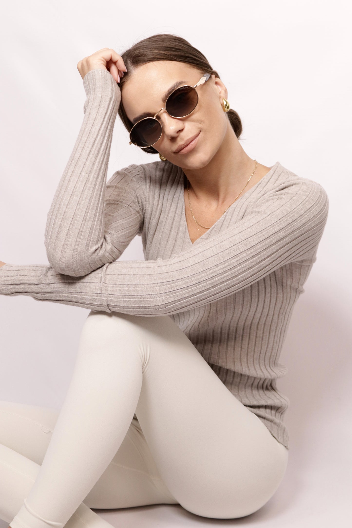 naturalny sweter z prążkowanej dzianiny 