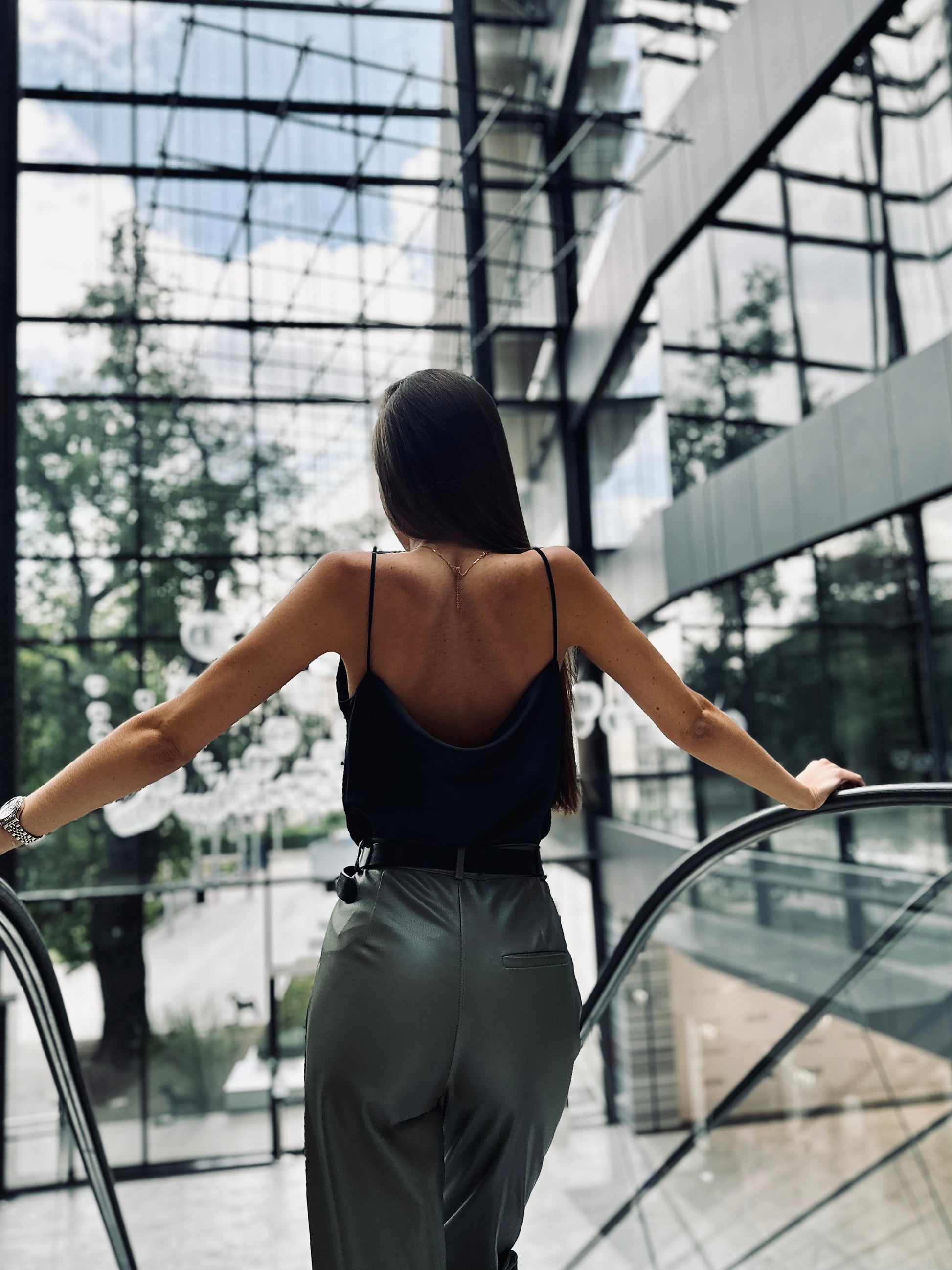 Elegancki satynowy top na ramiączkach do stylizacji casual i formal